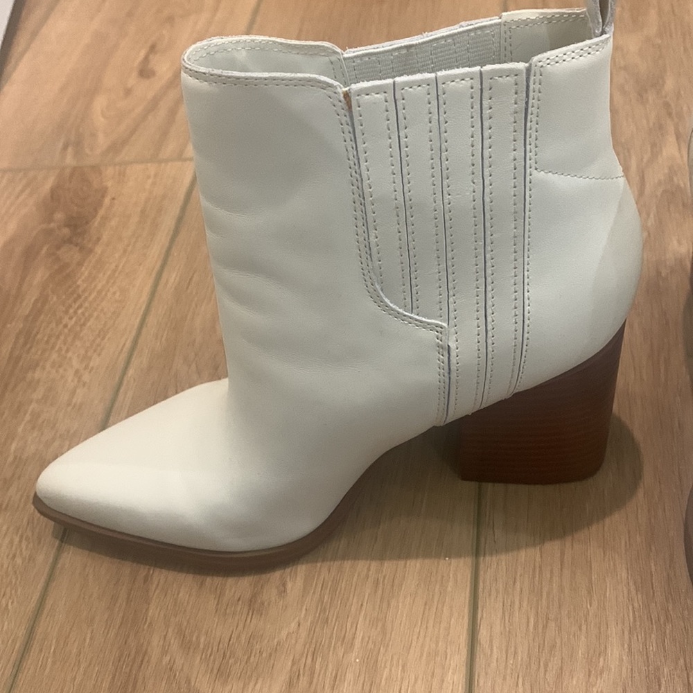 NWT Marc Fisher Off White Bone Leather Booties. Size 8.5 - Picture 2 of 5